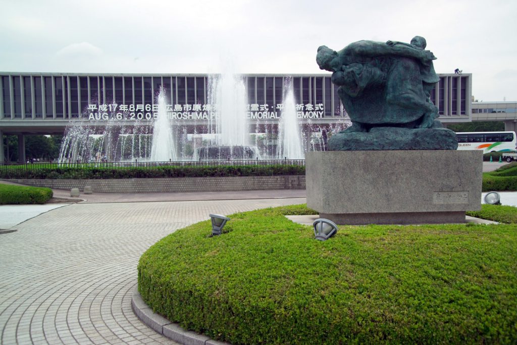 Hiroshima_Peace_Memorial_Museum_-_Kenzo_Tange_28929