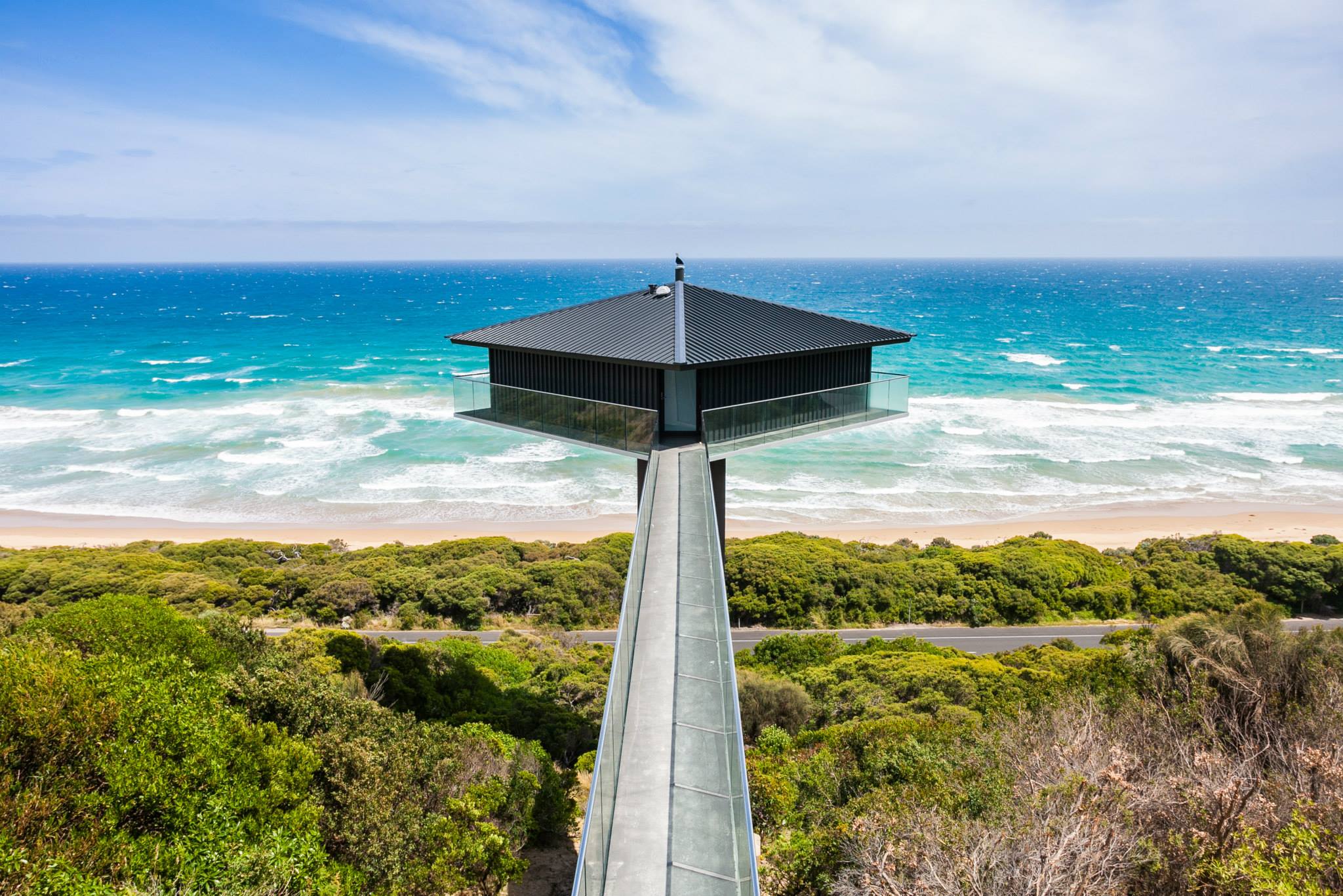 Над океаном. Pole House дом Австралия. Cliff House, Австралия. Дом на скале Австралия. Дом над морем.