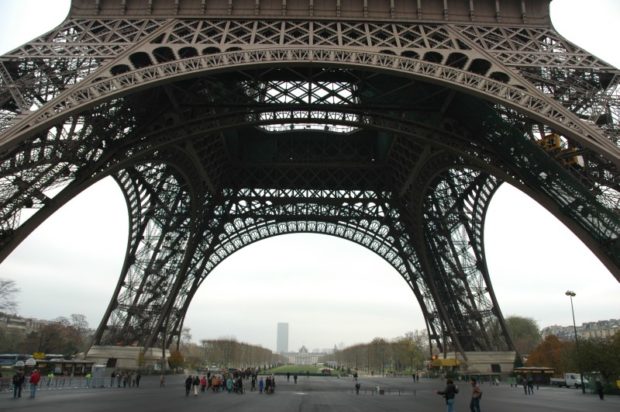 Torre_Eiffel_Base1